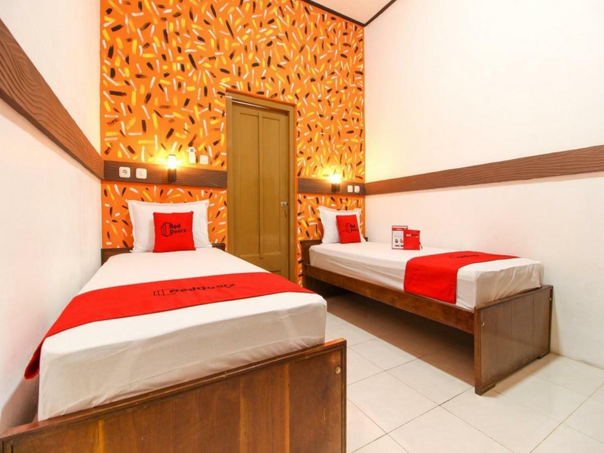 Hotel Reddoorz Near Rs Sarjito Yogyakarta Exterior foto