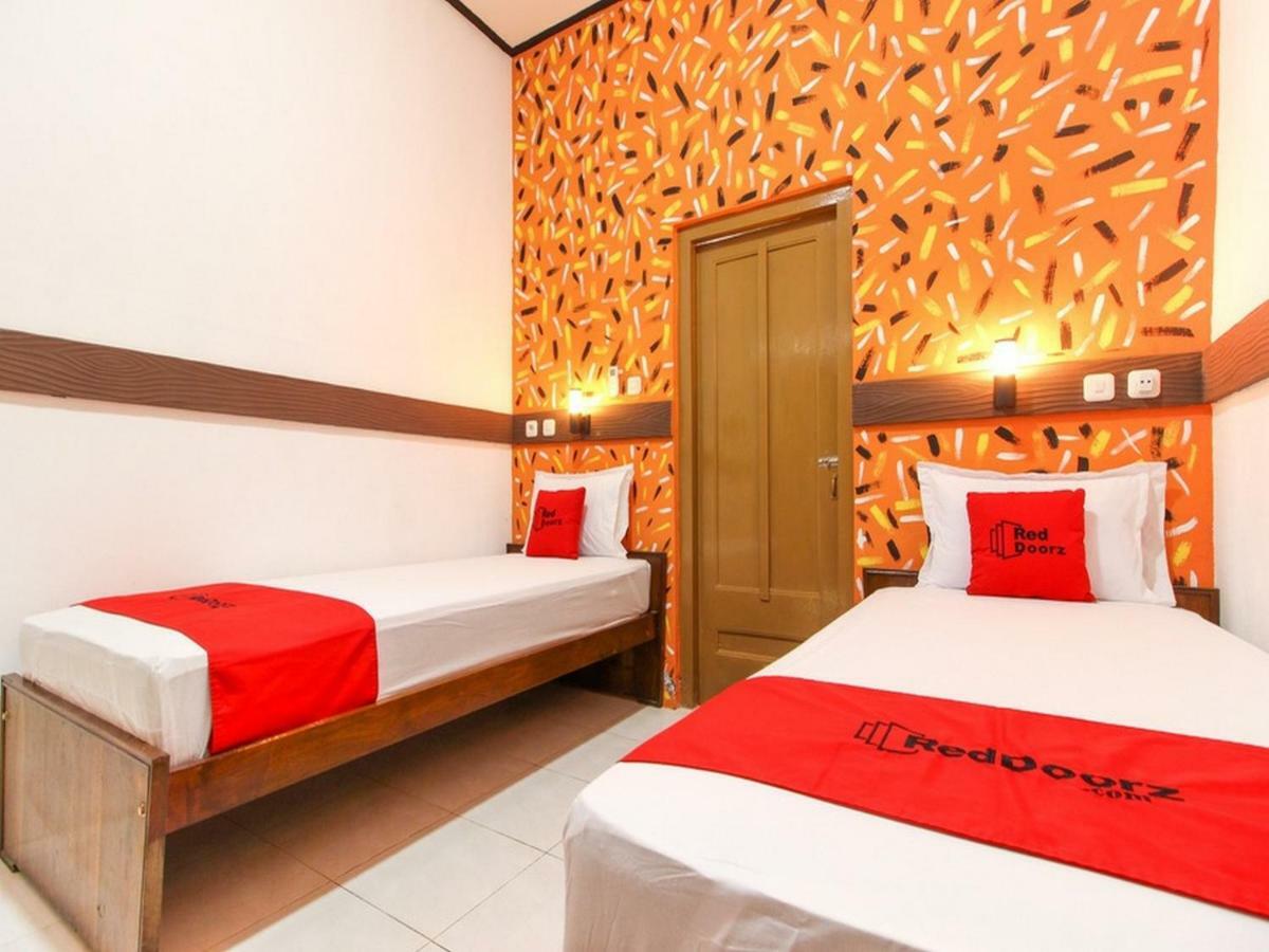 Hotel Reddoorz Near Rs Sarjito Yogyakarta Exterior foto