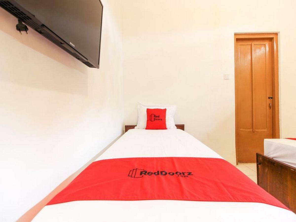 Hotel Reddoorz Near Rs Sarjito Yogyakarta Exterior foto