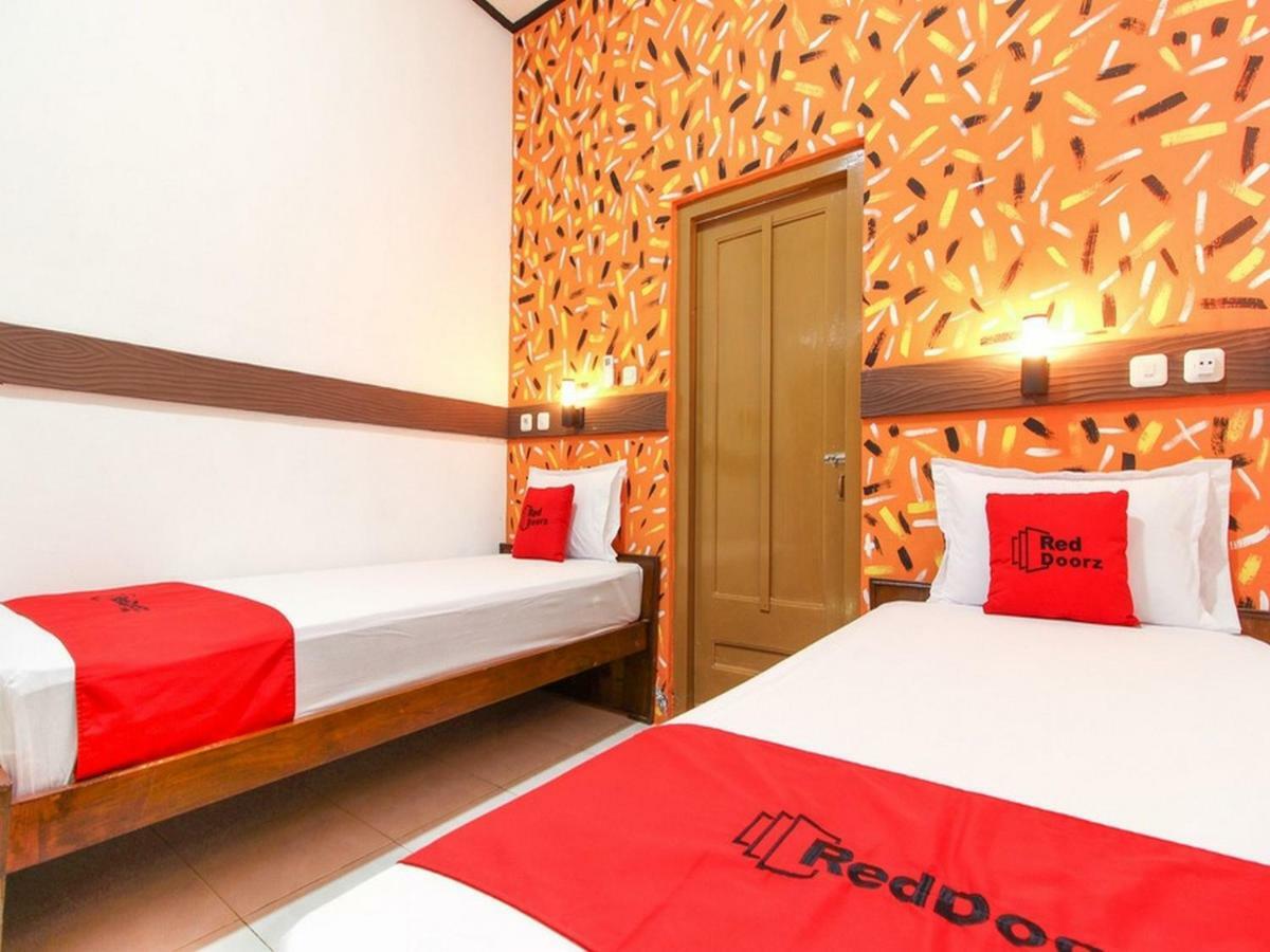 Hotel Reddoorz Near Rs Sarjito Yogyakarta Exterior foto